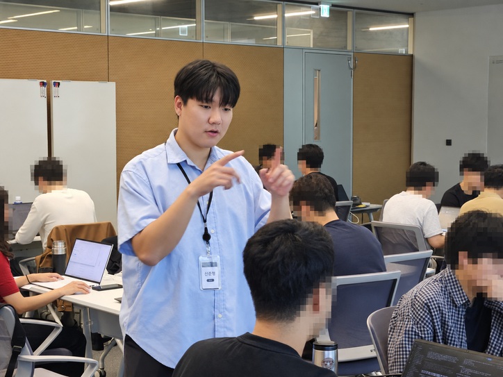 기아 임직원 실습 현장에서 작업 흐름을 설명하는 신준형
