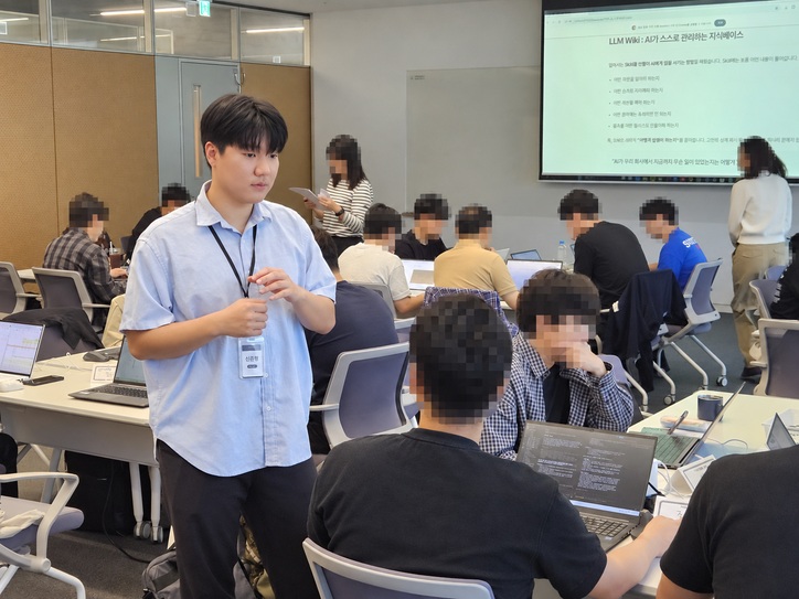 기아 임직원 교육 현장에서 수강생의 실습을 지원하는 신준형